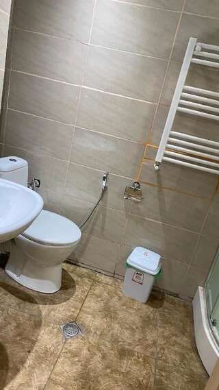 Гостевой дом 6ROOM HOLIDAY GUEST APARTMENT Тбилиси Трехместный номер с ванной комнатой-4