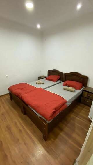 Гостевой дом 6ROOM HOLIDAY GUEST APARTMENT Тбилиси Двухместный номер с 1 кроватью или 2 отдельными кроватями и собственной ванной комнатой-1