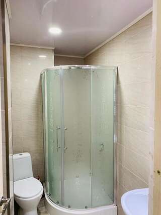 Гостевой дом 6ROOM HOLIDAY GUEST APARTMENT Тбилиси Семейный номер с общей ванной комнатой-1
