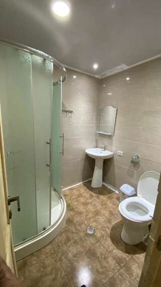 Гостевой дом 6ROOM HOLIDAY GUEST APARTMENT Тбилиси Трехместный номер с ванной комнатой-1